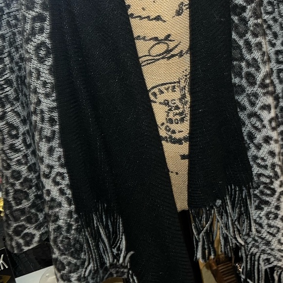 White Leopard Print Fringe Shawl/ Wrap - Picture 4 of 7